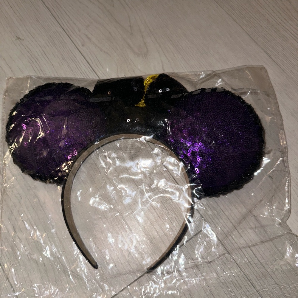 New custom evil queen disney ears
M - Picture 4 of 4